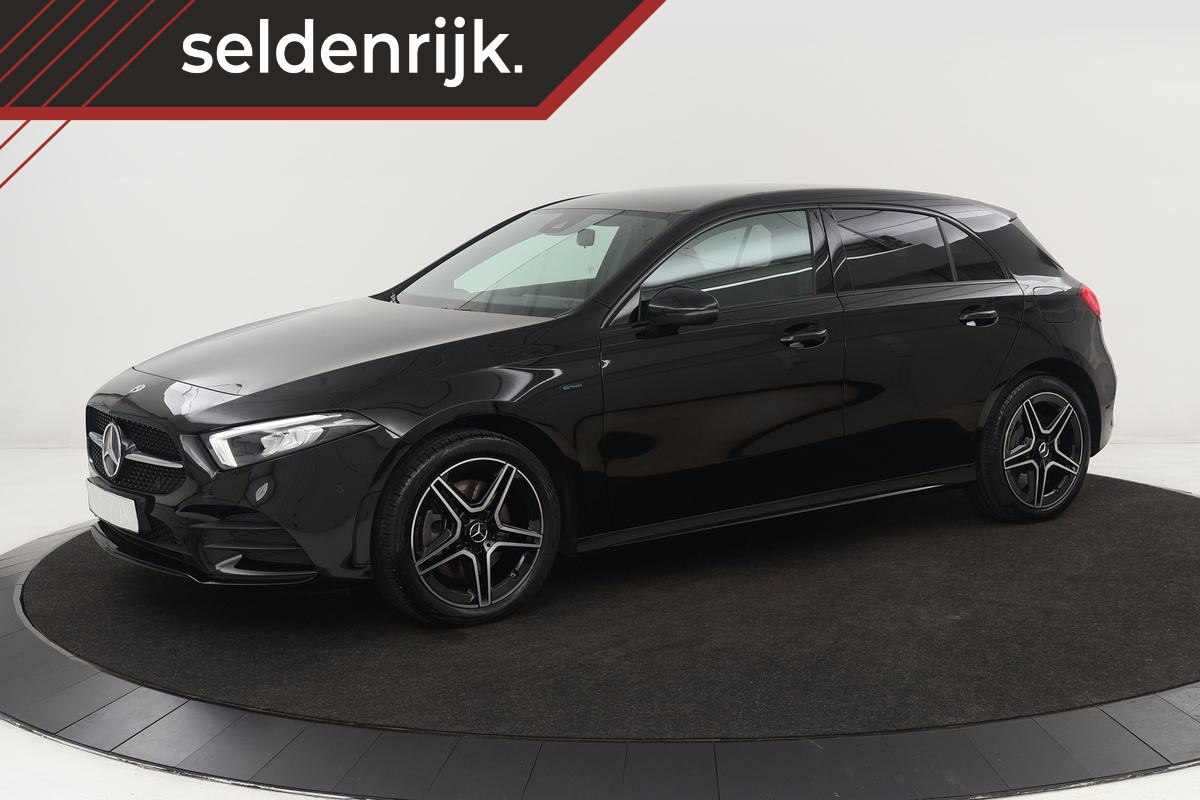 Mercedes-Benz A-Klasse 250e AMG Night | Carplay | Stoelverwarming | Camera | Leder/Alcantara | Full LED | Sfeerverlichting | Park Assist | Navigatie Mercedes-Benz A-Klasse 250e AMG Night | Carplay | Stoelverwarming | Camera | Leder/Alcantara | Full LED | Sfeerverlichting | Park Assist | Navigatie