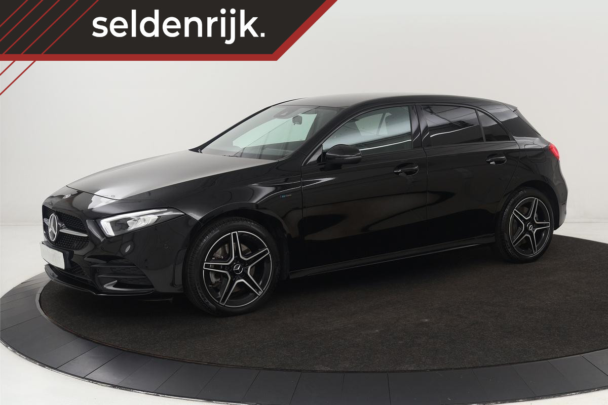 Mercedes-Benz A-Klasse 250e AMG Night | Carplay | Stoelverwarming | Full LED | Sfeerverlichting | Leder/Alcantara | Navigatie | Park Assist Mercedes-Benz A-Klasse 250e AMG Night | Carplay | Stoelverwarming | Full LED | Sfeerverlichting | Leder/Alcantara | Navigatie | Park Assist
