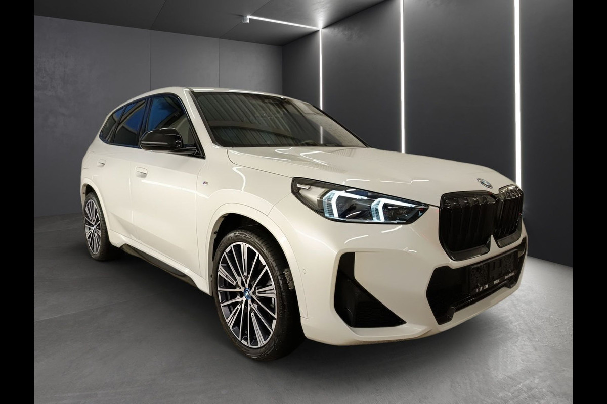 BMW iX1 xDrive30 (67 kWh) M-SPORT ** LED, BRUIN LEDER, PANORAMA, TREKH, ACC, H&K SOUND, 20-inch LMV ** 26k onder NP - EX BMW-AG ** BMW iX1 xDrive30 (67 kWh) M-SPORT ** LED, BRUIN LEDER, PANORAMA, TREKH, ACC, H&K SOUND, 20-inch LMV ** 26k onder NP - EX BMW-AG **