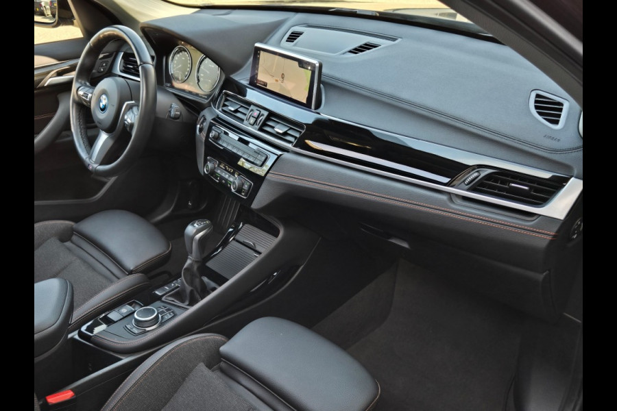 BMW X1 XDRIVE25E SPORTLINE I PANORAMA I SPORTSTOELEN I CAMERA I