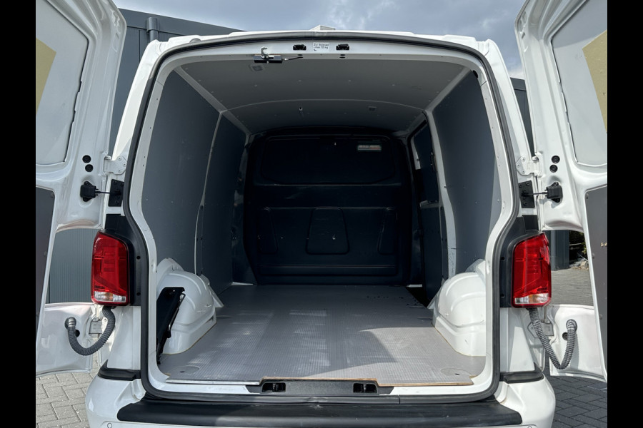 Volkswagen Transporter 2.0 TDI HIGHLINE+ / L2H1 / TREKHAAK / NAVI / CRUISE / AIRCO / PDC / APPLE CARPLAY / ANDROID