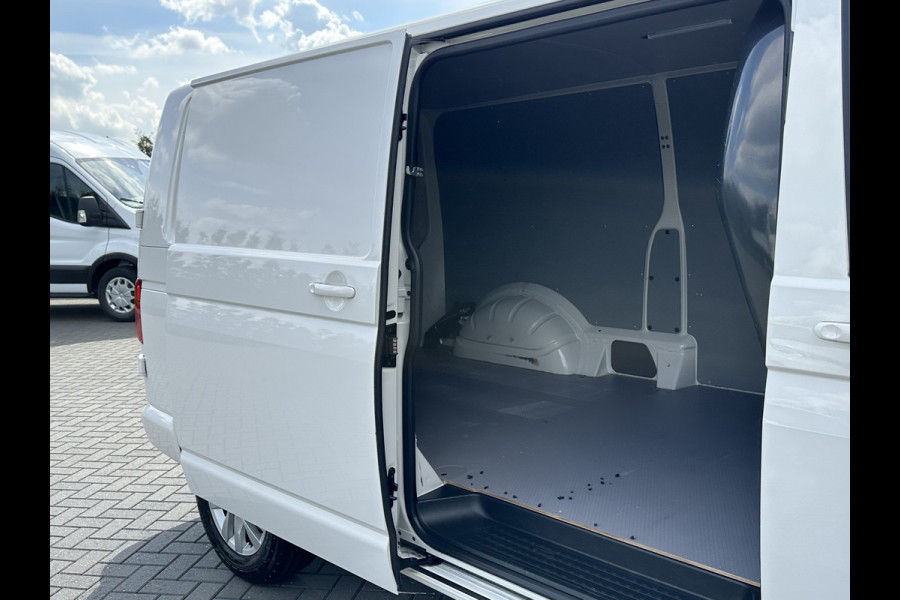 Volkswagen Transporter 2.0 TDI HIGHLINE+ / L2H1 / TREKHAAK / NAVI / CRUISE / AIRCO / PDC / APPLE CARPLAY / ANDROID