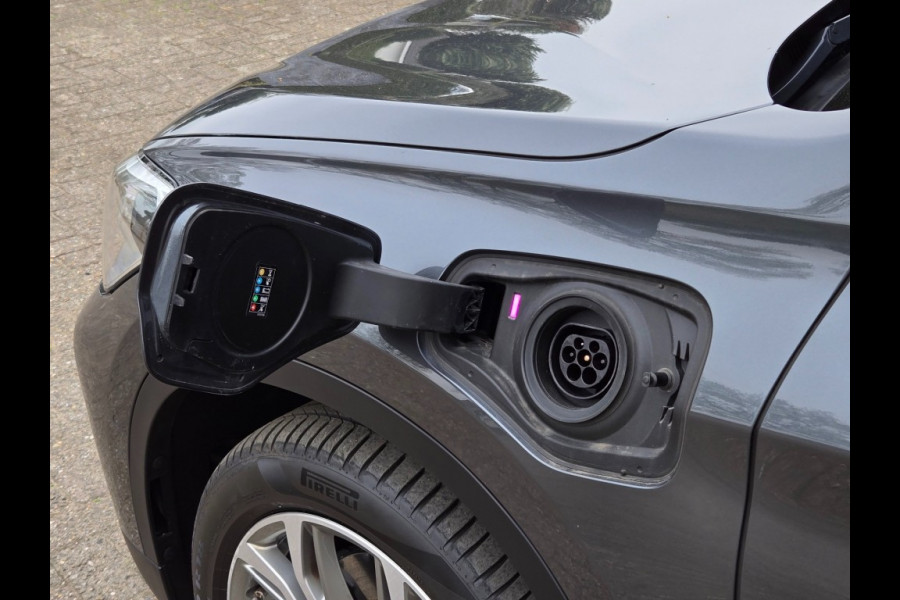 BMW X1 XDRIVE25E I PANORAMA I SPORTSTOELEN I KEYLESS I NAVIGATIE I