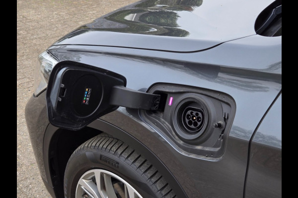 BMW X1 XDRIVE25E I PANORAMA I SPORTSTOELEN I KEYLESS I NAVIGATIE I