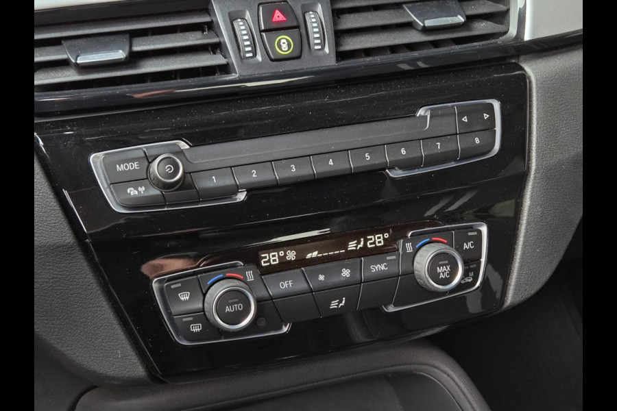 BMW X1 XDRIVE25E I PANORAMA I SPORTSTOELEN I KEYLESS I NAVIGATIE I