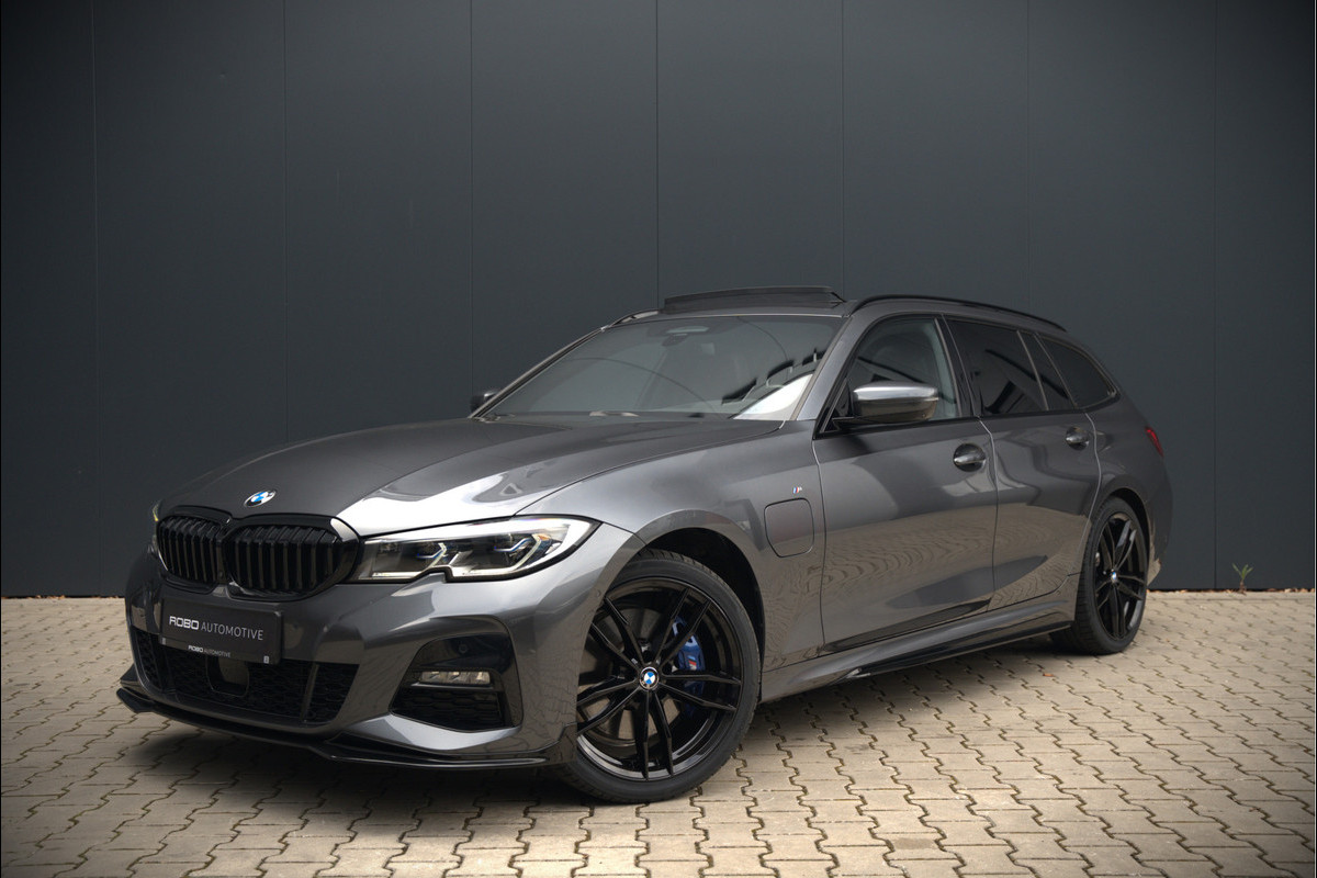 BMW 3 Serie Touring 330e xDrive High Executive M Sport | M Performance | Panoramadak | Harman Kardon | 360° Camera | Assisted Driving | Head Up Display | Stoelverwarming | Stuurverwarming | Apple Carplay | Navigatie | Adaptive Cruise Control | Am BMW 3 Serie Touring 330e xDrive High Executive M Sport | M Performance | Panoramadak | Harman Kardon | 360° Camera | Assisted Driving | Head Up Display | Stoelverwarming | Stuurverwarming | Apple Carplay | Navigatie | Adaptive Cruise Control | Am