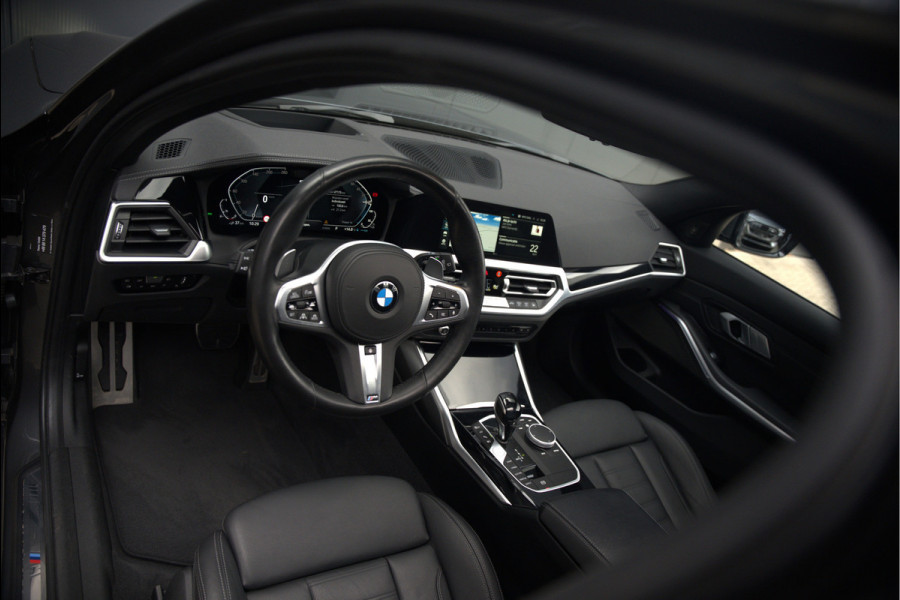 BMW 3 Serie Touring 330e xDrive High Executive M Sport | M Performance | Panoramadak | Harman Kardon | 360° Camera | Assisted Driving | Head Up Display | Stoelverwarming | Stuurverwarming | Apple Carplay | Navigatie | Adaptive Cruise Control | Am