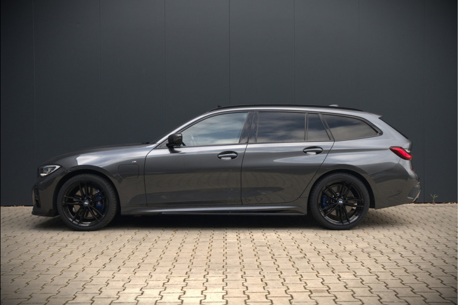 BMW 3 Serie Touring 330e xDrive High Executive M Sport | M Performance | Panoramadak | Harman Kardon | 360° Camera | Assisted Driving | Head Up Display | Stoelverwarming | Stuurverwarming | Apple Carplay | Navigatie | Adaptive Cruise Control | Am