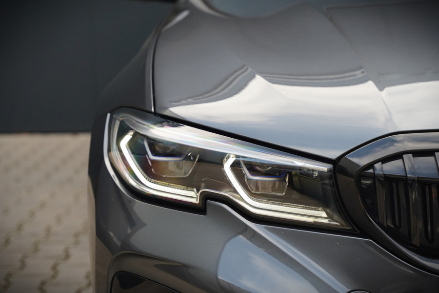BMW 3 Serie Touring 330e xDrive High Executive M Sport | M Performance | Panoramadak | Harman Kardon | 360° Camera | Assisted Driving | Head Up Display | Stoelverwarming | Stuurverwarming | Apple Carplay | Navigatie | Adaptive Cruise Control | Am
