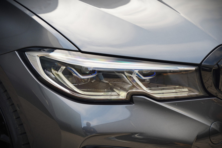 BMW 3 Serie Touring 330e xDrive High Executive M Sport | M Performance | Panoramadak | Harman Kardon | 360° Camera | Assisted Driving | Head Up Display | Stoelverwarming | Stuurverwarming | Apple Carplay | Navigatie | Adaptive Cruise Control | Am