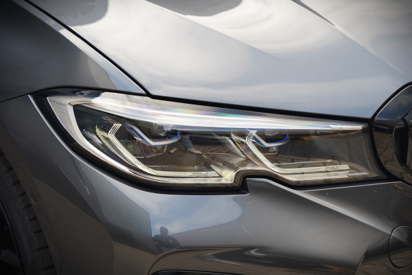 BMW 3 Serie Touring 330e xDrive High Executive M Sport | M Performance | Panoramadak | Harman Kardon | 360° Camera | Assisted Driving | Head Up Display | Stoelverwarming | Stuurverwarming | Apple Carplay | Navigatie | Adaptive Cruise Control | Am