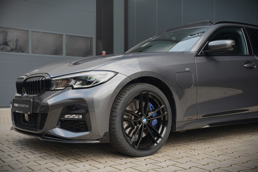 BMW 3 Serie Touring 330e xDrive High Executive M Sport | M Performance | Panoramadak | Harman Kardon | 360° Camera | Assisted Driving | Head Up Display | Stoelverwarming | Stuurverwarming | Apple Carplay | Navigatie | Adaptive Cruise Control | Am