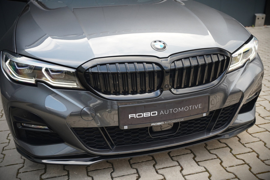 BMW 3 Serie Touring 330e xDrive High Executive M Sport | M Performance | Panoramadak | Harman Kardon | 360° Camera | Assisted Driving | Head Up Display | Stoelverwarming | Stuurverwarming | Apple Carplay | Navigatie | Adaptive Cruise Control | Am