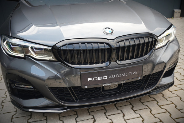 BMW 3 Serie Touring 330e xDrive High Executive M Sport | M Performance | Panoramadak | Harman Kardon | 360° Camera | Assisted Driving | Head Up Display | Stoelverwarming | Stuurverwarming | Apple Carplay | Navigatie | Adaptive Cruise Control | Am