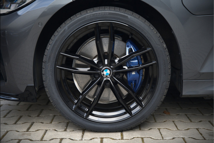 BMW 3 Serie Touring 330e xDrive High Executive M Sport | M Performance | Panoramadak | Harman Kardon | 360° Camera | Assisted Driving | Head Up Display | Stoelverwarming | Stuurverwarming | Apple Carplay | Navigatie | Adaptive Cruise Control | Am
