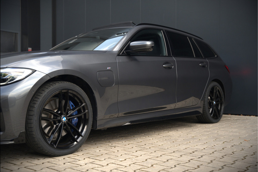 BMW 3 Serie Touring 330e xDrive High Executive M Sport | M Performance | Panoramadak | Harman Kardon | 360° Camera | Assisted Driving | Head Up Display | Stoelverwarming | Stuurverwarming | Apple Carplay | Navigatie | Adaptive Cruise Control | Am