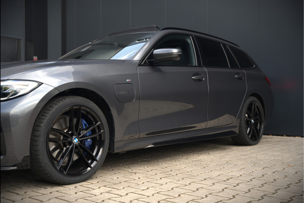 BMW 3 Serie Touring 330e xDrive High Executive M Sport | M Performance | Panoramadak | Harman Kardon | 360° Camera | Assisted Driving | Head Up Display | Stoelverwarming | Stuurverwarming | Apple Carplay | Navigatie | Adaptive Cruise Control | Am
