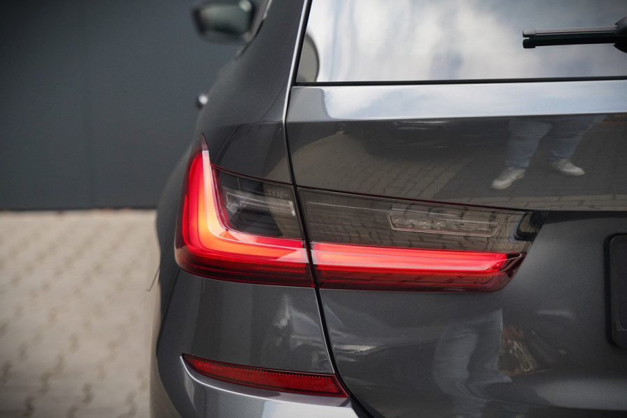 BMW 3 Serie Touring 330e xDrive High Executive M Sport | M Performance | Panoramadak | Harman Kardon | 360° Camera | Assisted Driving | Head Up Display | Stoelverwarming | Stuurverwarming | Apple Carplay | Navigatie | Adaptive Cruise Control | Am