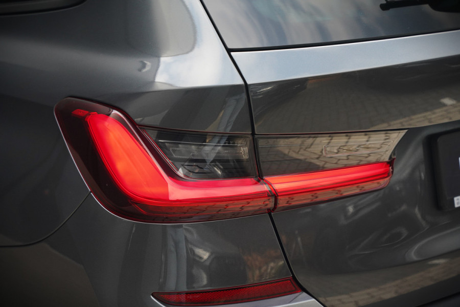 BMW 3 Serie Touring 330e xDrive High Executive M Sport | M Performance | Panoramadak | Harman Kardon | 360° Camera | Assisted Driving | Head Up Display | Stoelverwarming | Stuurverwarming | Apple Carplay | Navigatie | Adaptive Cruise Control | Am