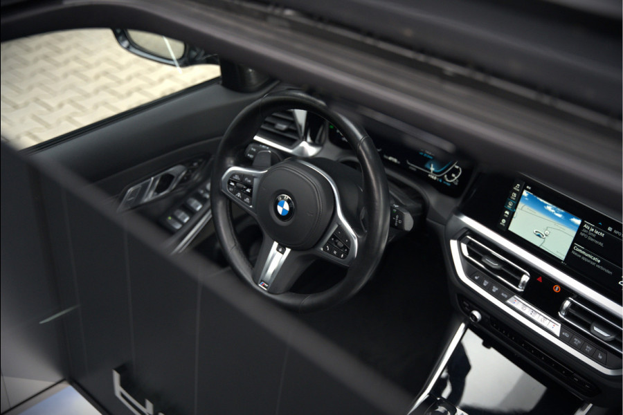 BMW 3 Serie Touring 330e xDrive High Executive M Sport | M Performance | Panoramadak | Harman Kardon | 360° Camera | Assisted Driving | Head Up Display | Stoelverwarming | Stuurverwarming | Apple Carplay | Navigatie | Adaptive Cruise Control | Am