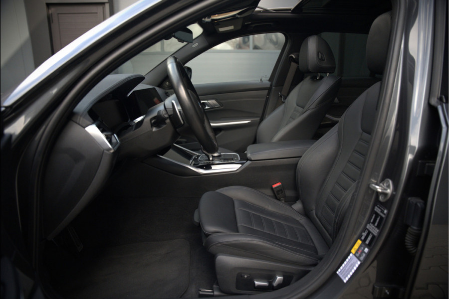 BMW 3 Serie Touring 330e xDrive High Executive M Sport | M Performance | Panoramadak | Harman Kardon | 360° Camera | Assisted Driving | Head Up Display | Stoelverwarming | Stuurverwarming | Apple Carplay | Navigatie | Adaptive Cruise Control | Am