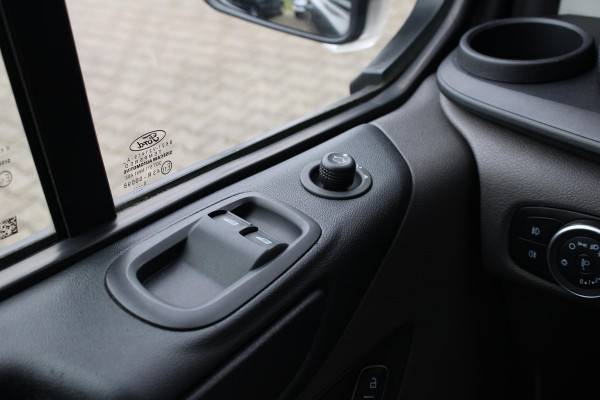Ford Transit Custom 320 2.0 TDCI L2H1 Trend | Automaat | Voorruitverwarming | Trekhaak | Sidebars | Lichtmetalen Velgen |