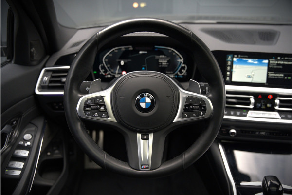 BMW 3 Serie Touring 330e xDrive High Executive M Sport | M Performance | Panoramadak | Harman Kardon | 360° Camera | Assisted Driving | Head Up Display | Stoelverwarming | Stuurverwarming | Apple Carplay | Navigatie | Adaptive Cruise Control | Am
