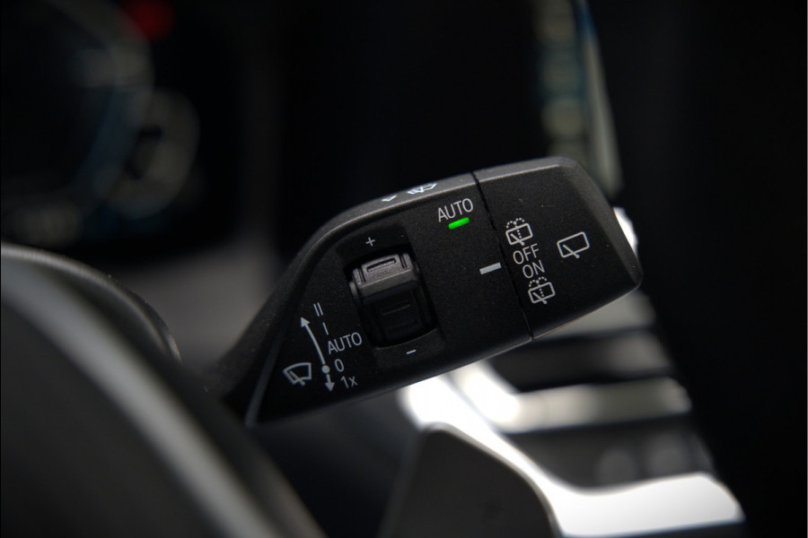 BMW 3 Serie Touring 330e xDrive High Executive M Sport | M Performance | Panoramadak | Harman Kardon | 360° Camera | Assisted Driving | Head Up Display | Stoelverwarming | Stuurverwarming | Apple Carplay | Navigatie | Adaptive Cruise Control | Am