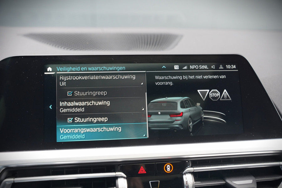 BMW 3 Serie Touring 330e xDrive High Executive M Sport | M Performance | Panoramadak | Harman Kardon | 360° Camera | Assisted Driving | Head Up Display | Stoelverwarming | Stuurverwarming | Apple Carplay | Navigatie | Adaptive Cruise Control | Am