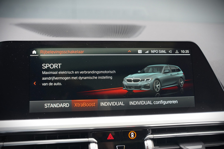 BMW 3 Serie Touring 330e xDrive High Executive M Sport | M Performance | Panoramadak | Harman Kardon | 360° Camera | Assisted Driving | Head Up Display | Stoelverwarming | Stuurverwarming | Apple Carplay | Navigatie | Adaptive Cruise Control | Am