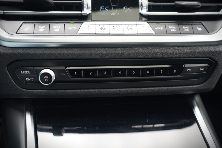 BMW 3 Serie Touring 330e xDrive High Executive M Sport | M Performance | Panoramadak | Harman Kardon | 360° Camera | Assisted Driving | Head Up Display | Stoelverwarming | Stuurverwarming | Apple Carplay | Navigatie | Adaptive Cruise Control | Am