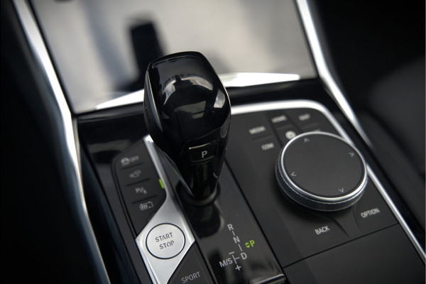 BMW 3 Serie Touring 330e xDrive High Executive M Sport | M Performance | Panoramadak | Harman Kardon | 360° Camera | Assisted Driving | Head Up Display | Stoelverwarming | Stuurverwarming | Apple Carplay | Navigatie | Adaptive Cruise Control | Am