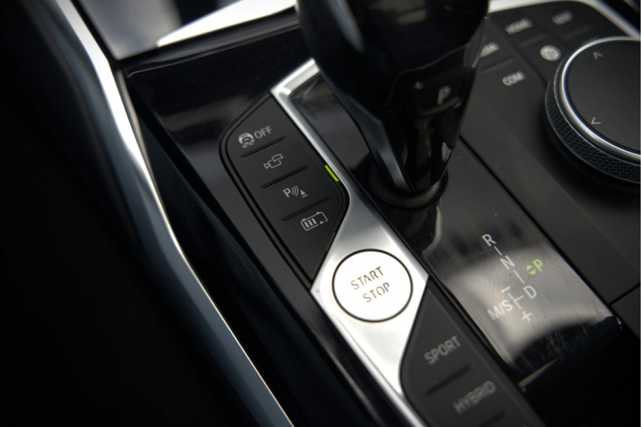 BMW 3 Serie Touring 330e xDrive High Executive M Sport | M Performance | Panoramadak | Harman Kardon | 360° Camera | Assisted Driving | Head Up Display | Stoelverwarming | Stuurverwarming | Apple Carplay | Navigatie | Adaptive Cruise Control | Am