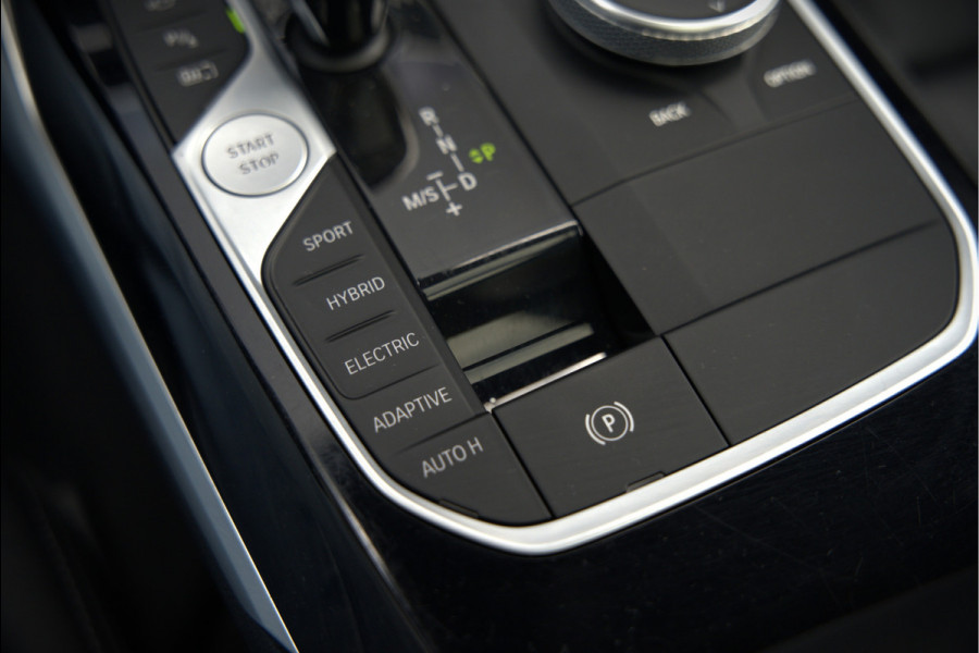 BMW 3 Serie Touring 330e xDrive High Executive M Sport | M Performance | Panoramadak | Harman Kardon | 360° Camera | Assisted Driving | Head Up Display | Stoelverwarming | Stuurverwarming | Apple Carplay | Navigatie | Adaptive Cruise Control | Am