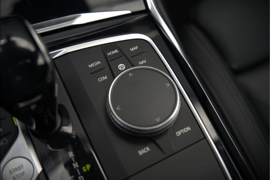 BMW 3 Serie Touring 330e xDrive High Executive M Sport | M Performance | Panoramadak | Harman Kardon | 360° Camera | Assisted Driving | Head Up Display | Stoelverwarming | Stuurverwarming | Apple Carplay | Navigatie | Adaptive Cruise Control | Am