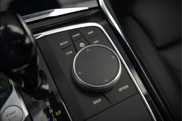 BMW 3 Serie Touring 330e xDrive High Executive M Sport | M Performance | Panoramadak | Harman Kardon | 360° Camera | Assisted Driving | Head Up Display | Stoelverwarming | Stuurverwarming | Apple Carplay | Navigatie | Adaptive Cruise Control | Am