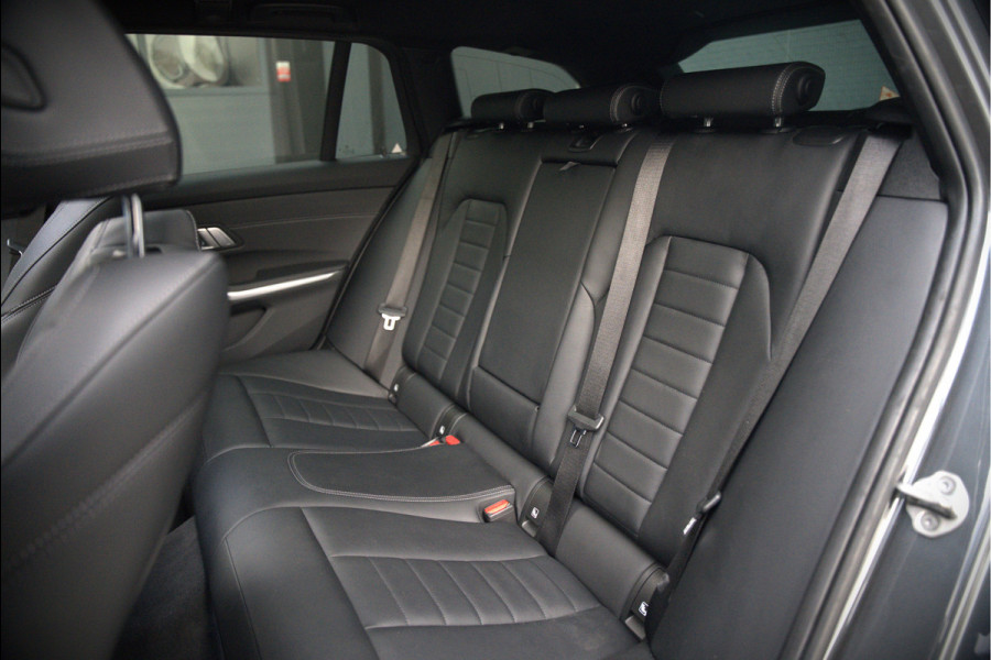 BMW 3 Serie Touring 330e xDrive High Executive M Sport | M Performance | Panoramadak | Harman Kardon | 360° Camera | Assisted Driving | Head Up Display | Stoelverwarming | Stuurverwarming | Apple Carplay | Navigatie | Adaptive Cruise Control | Am