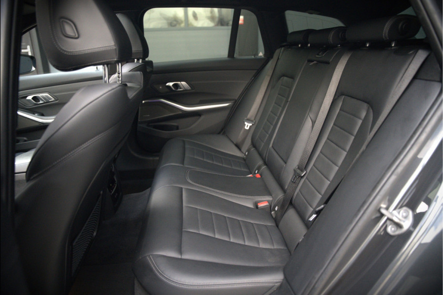 BMW 3 Serie Touring 330e xDrive High Executive M Sport | M Performance | Panoramadak | Harman Kardon | 360° Camera | Assisted Driving | Head Up Display | Stoelverwarming | Stuurverwarming | Apple Carplay | Navigatie | Adaptive Cruise Control | Am