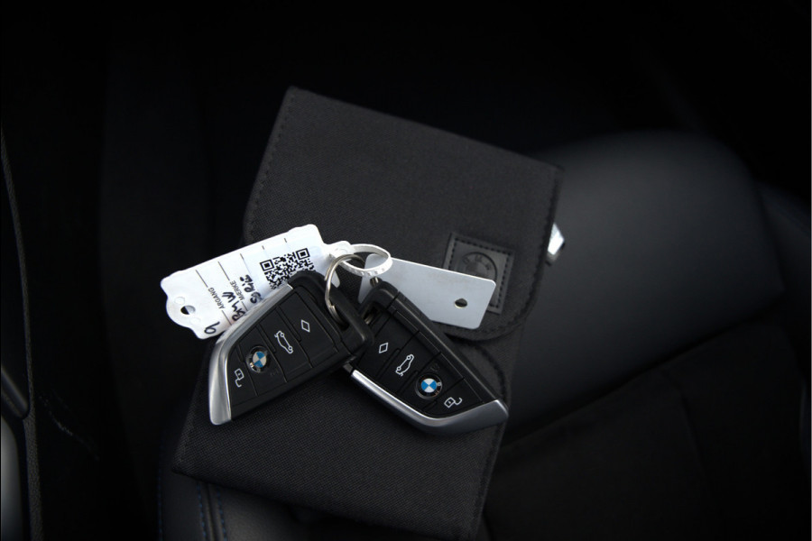 BMW 3 Serie Touring 330e xDrive High Executive M Sport | M Performance | Panoramadak | Harman Kardon | 360° Camera | Assisted Driving | Head Up Display | Stoelverwarming | Stuurverwarming | Apple Carplay | Navigatie | Adaptive Cruise Control | Am