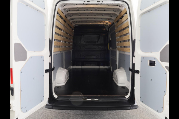Volkswagen Crafter 35 2.0 TDI L3H3 EURO VI 140 pk Automaat (DSG) | Verlengde garantie | Navigatie | Parkeersensoren (Zijflankbescherming) | Achteruitrijcamera | Cruise control | 2 zitplaatsen rechtsvoor |