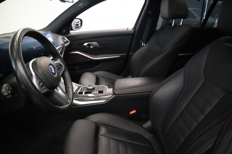 BMW 3-serie 320e ACC PDC Head-UP Panoramadak Harman&Kardon Carbon 20''LM Individual Performance 400PK 24 maanden garantie mogelijk (*vraag naar de voorwaarden)