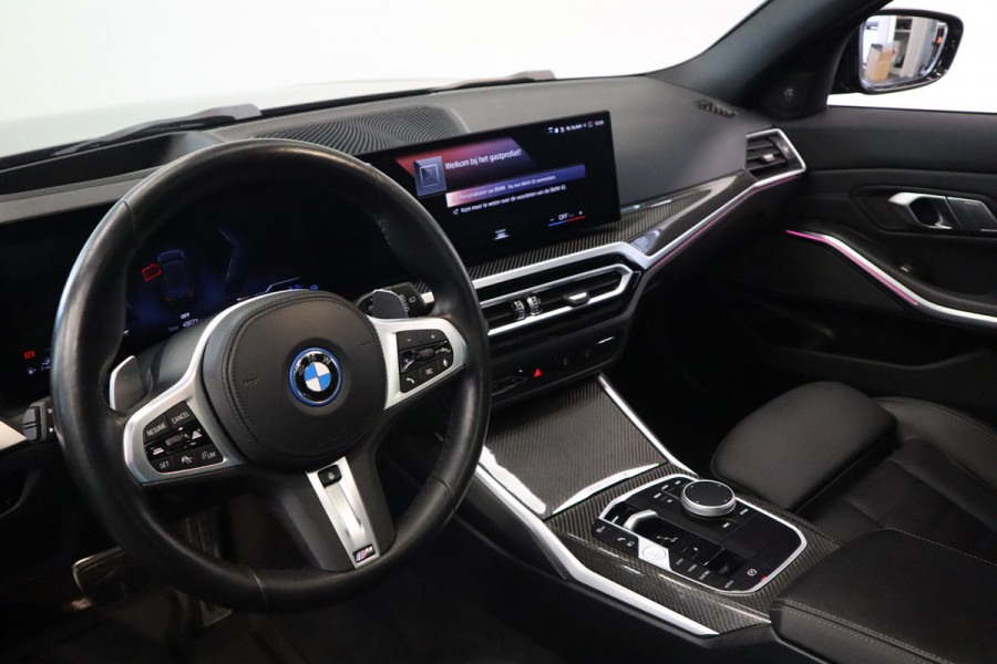 BMW 3-serie 320e ACC PDC Head-UP Panoramadak Harman&Kardon Carbon 20''LM Individual Performance 400PK 24 maanden garantie mogelijk (*vraag naar de voorwaarden)