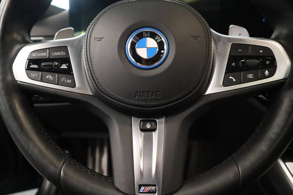 BMW 3-serie 320e ACC PDC Head-UP Panoramadak Harman&Kardon Carbon 20''LM Individual Performance 400PK 24 maanden garantie mogelijk (*vraag naar de voorwaarden)