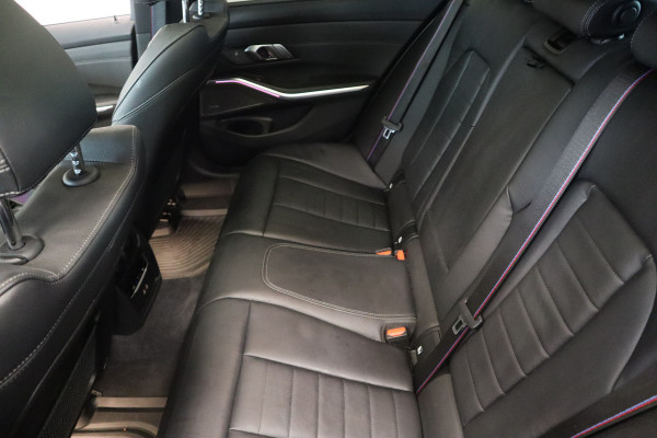 BMW 3-serie 320e ACC PDC Head-UP Panoramadak Harman&Kardon Carbon 20''LM Individual Performance 400PK 24 maanden garantie mogelijk (*vraag naar de voorwaarden)