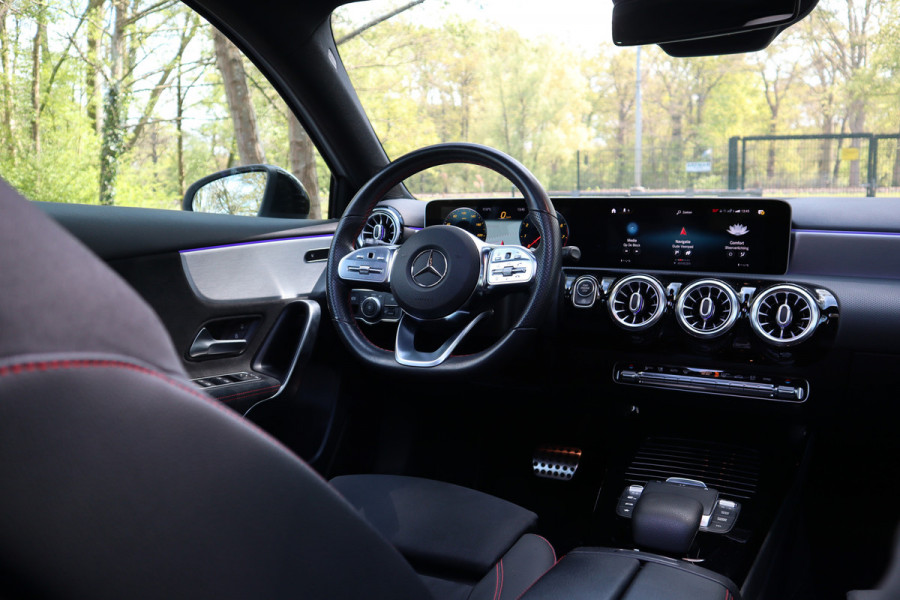 Mercedes-Benz A-Klasse 180 Business Solution AMG | Panoramadak | Automaat |