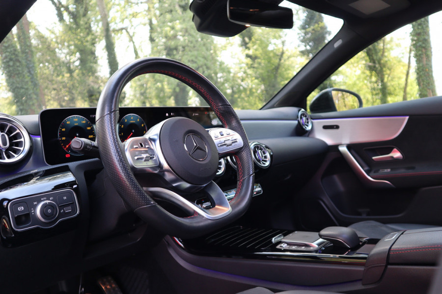 Mercedes-Benz A-Klasse 180 Business Solution AMG | Panoramadak | Automaat |