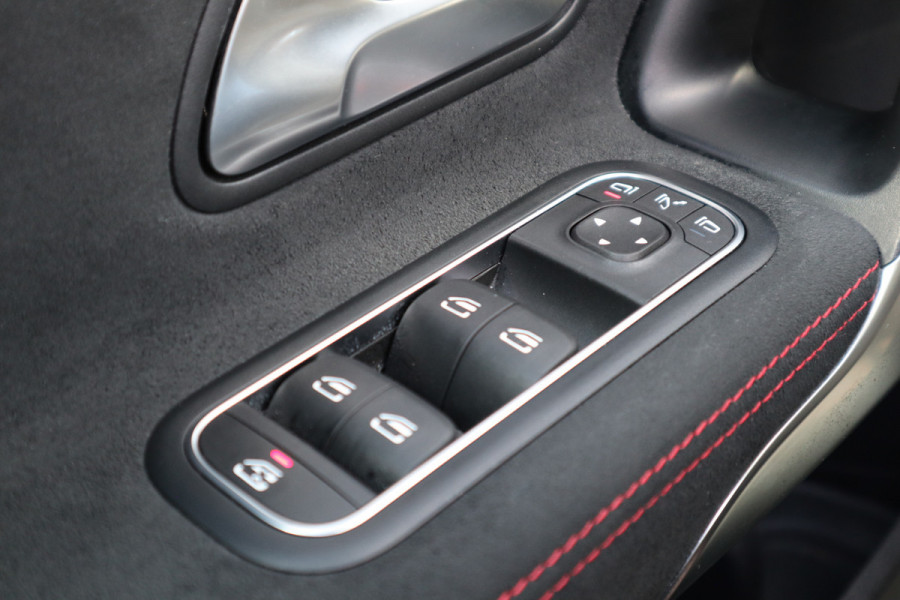 Mercedes-Benz A-Klasse 180 Business Solution AMG | Panoramadak | Automaat |
