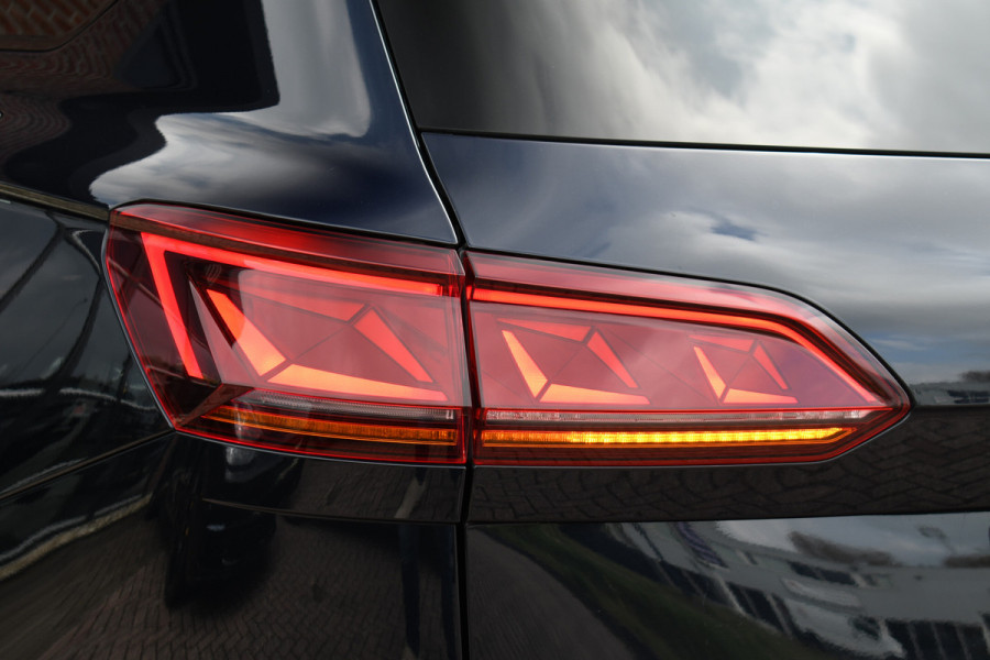 Volkswagen Touareg R 3.0 TSi eHybrid 4M Pano Trekh ACC Luchtvering