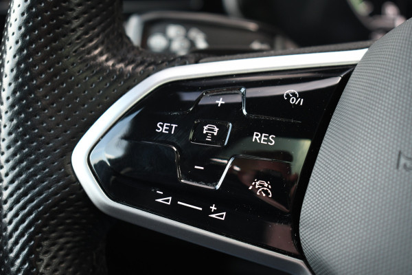 Volkswagen Touareg R 3.0 TSi eHybrid 4M Pano Trekh ACC Luchtvering