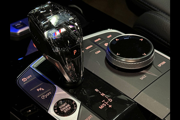 BMW 1-serie M-Sport Plus 50 Jahre | Live Cockpit Pro | Headup | Navi Prof. | Stoelverw. | H-Leder | Camera | Crystal Pook |  Ambiente Led | Carplay | 19" | Lane Assist | Pr. Glas.| Rijklaarprijs Incl. Gr. Onderhoud |10-2021.